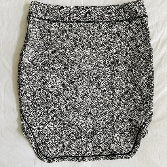 LULULEMON City Skirt Floral Dahlia Pattern Tube Skirt (Black + White, Size: 4) - Picture 11 of 15